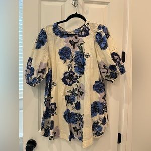 Free People Poplin Tunic blue & white floral button back sz medium short sleeve